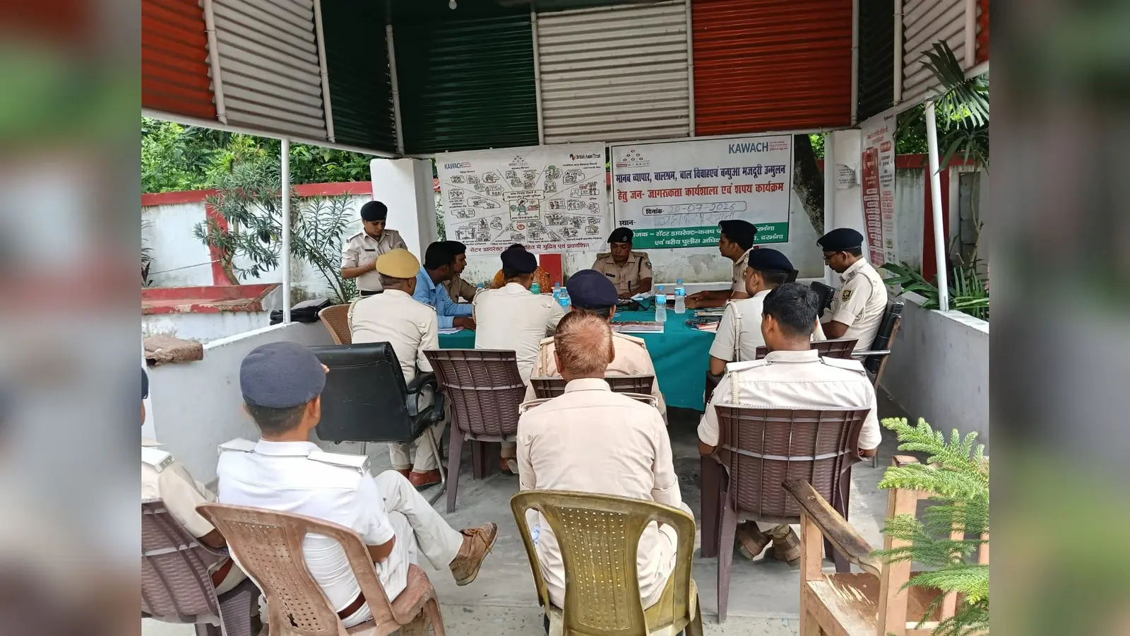 समिति सदस्य को जानकारी देते थानाध्यक्ष प्रसुंजय कुमार | Prabhat Khabar Network समिति सदस्य को जानकारी देते थानाध्यक्ष प्रसुंजय कुमार | Prabhat Khabar Network