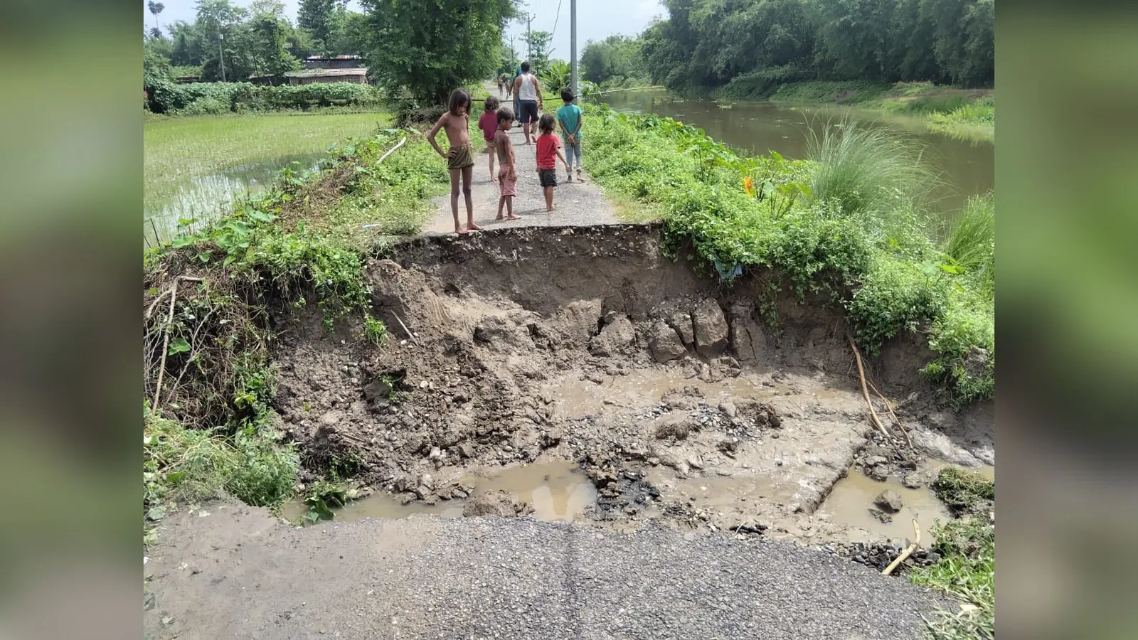 पक्की सडक में कटान स्थल एवं स्थल का मुआयना करते सीओ | Prabhat Khabar Network पक्की सडक में कटान स्थल एवं स्थल का मुआयना करते सीओ | Prabhat Khabar Network
