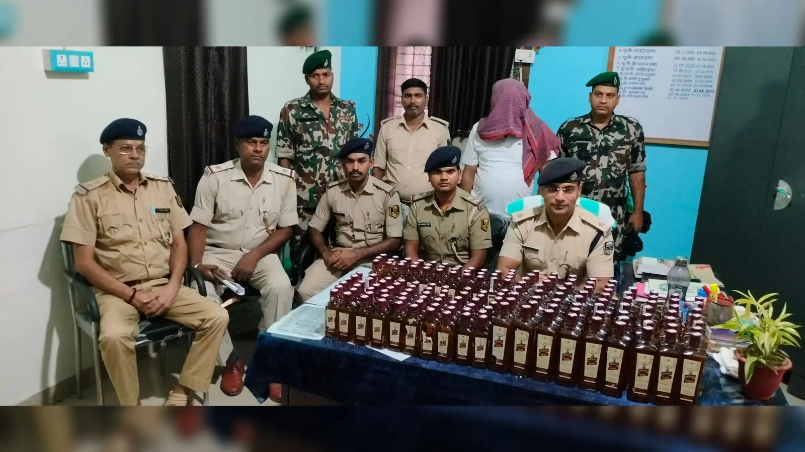 फोटो कैप्शन: सूर्यगढ़ा थाना में जब तो शराब एवं तस्कर के साथ थानाध्यक्ष एवं पुलिसकर्मी | Prabhat Khabar Network फोटो कैप्शन: सूर्यगढ़ा थाना में जब तो शराब एवं तस्कर के साथ थानाध्यक्ष एवं पुलिसकर्मी | Prabhat Khabar Network