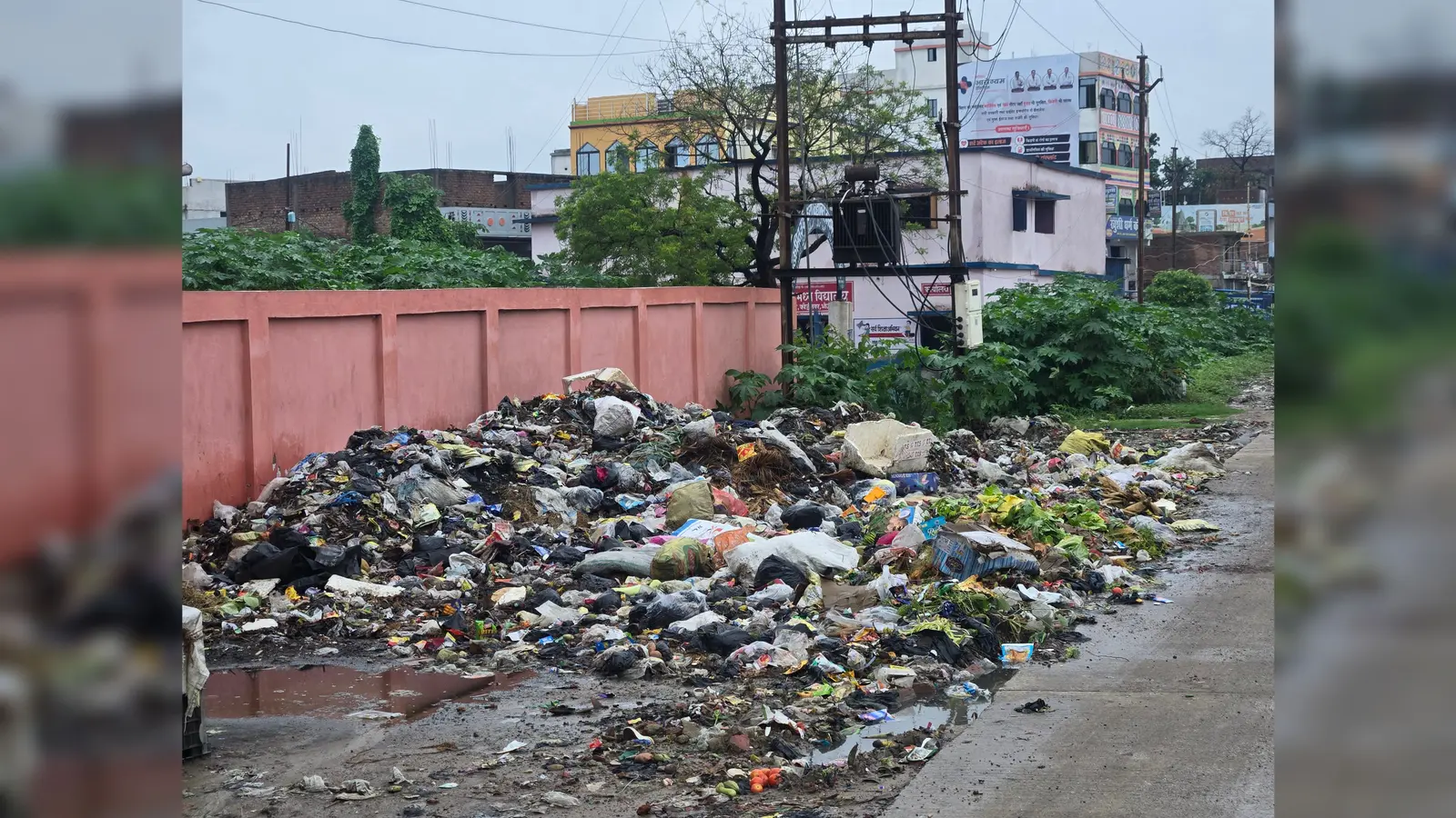 उर्दू मध्य विद्यालय के मुख्य द्वार पर फैला कचरा | Prabhat Khabar Network उर्दू मध्य विद्यालय के मुख्य द्वार पर फैला कचरा | Prabhat Khabar Network