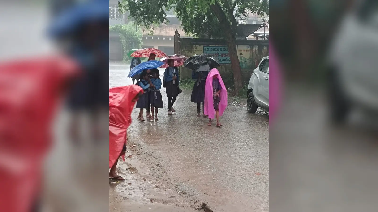 मूसलाधार बारिश में भी सरकारी स्कूल में छात्र छात्राएं पढ़ने को विवश । | Prabhat Khabar Network मूसलाधार बारिश में भी सरकारी स्कूल में छात्र छात्राएं पढ़ने को विवश । | Prabhat Khabar Network