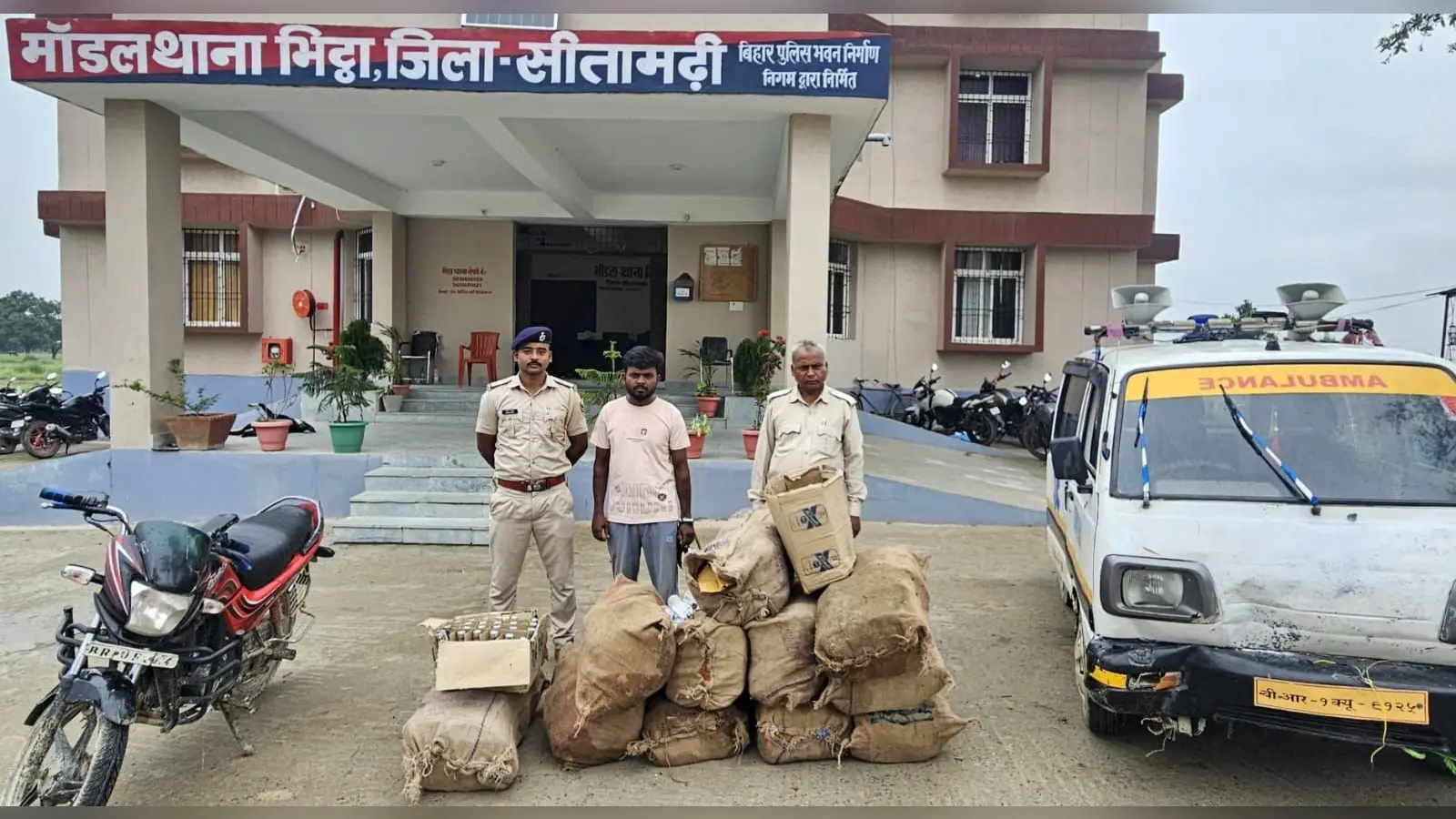 फोटो-भिट्ठा पुलिस की गिरफ्त में शराब लदी एम्बुलेंस, बाइक व लाइनर. | Prabhat Khabar Network फोटो-भिट्ठा पुलिस की गिरफ्त में शराब लदी एम्बुलेंस, बाइक व लाइनर. | Prabhat Khabar Network