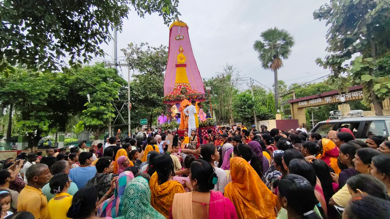 श्री जगन्नाथ की रथ यात्रा में शामिल भक्तगण | Prabhat Khabar Network श्री जगन्नाथ की रथ यात्रा में शामिल भक्तगण | Prabhat Khabar Network