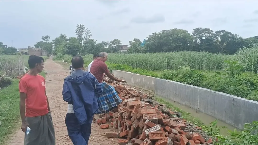 अहरारपिपरा गांव मे ध्वस्त नवनिर्मित नाला। | Prabhat Khabar Network अहरारपिपरा गांव मे ध्वस्त नवनिर्मित नाला। | Prabhat Khabar Network