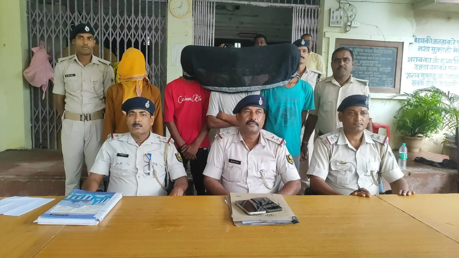 फोटो-प्रेसवार्ता कर जानकरी देते अवर निरीक्षक अमरेंद्र कुमार सिंह एवं दिव्यांशु कुमार व अन्य | Prabhat Khabar Network फोटो-प्रेसवार्ता कर जानकरी देते अवर निरीक्षक अमरेंद्र कुमार सिंह एवं दिव्यांशु कुमार व अन्य | Prabhat Khabar Network