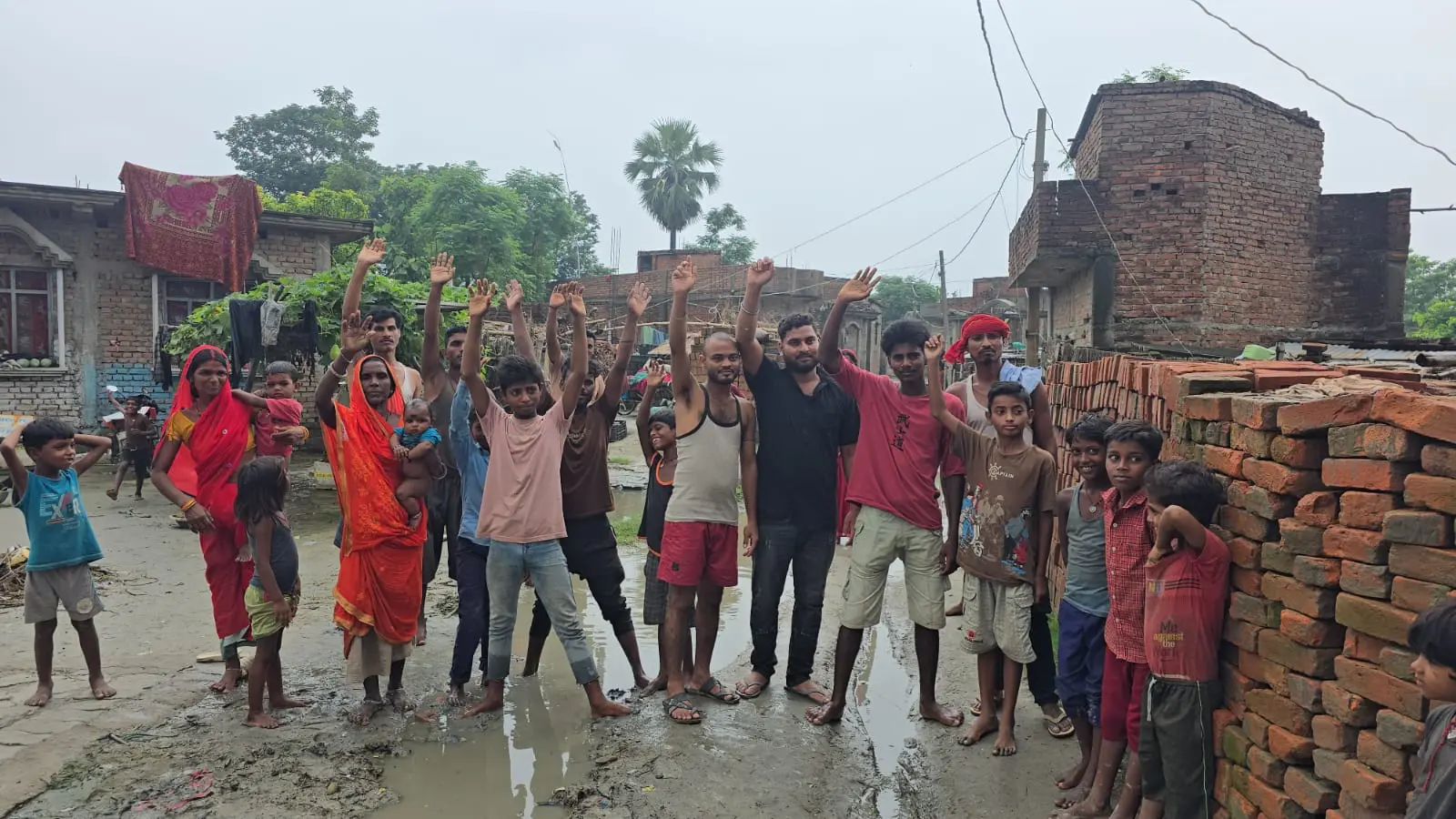 जल जमाव के विरुद्ध प्रदर्शन करते ग्रामीण | Prabhat Khabar Network जल जमाव के विरुद्ध प्रदर्शन करते ग्रामीण | Prabhat Khabar Network