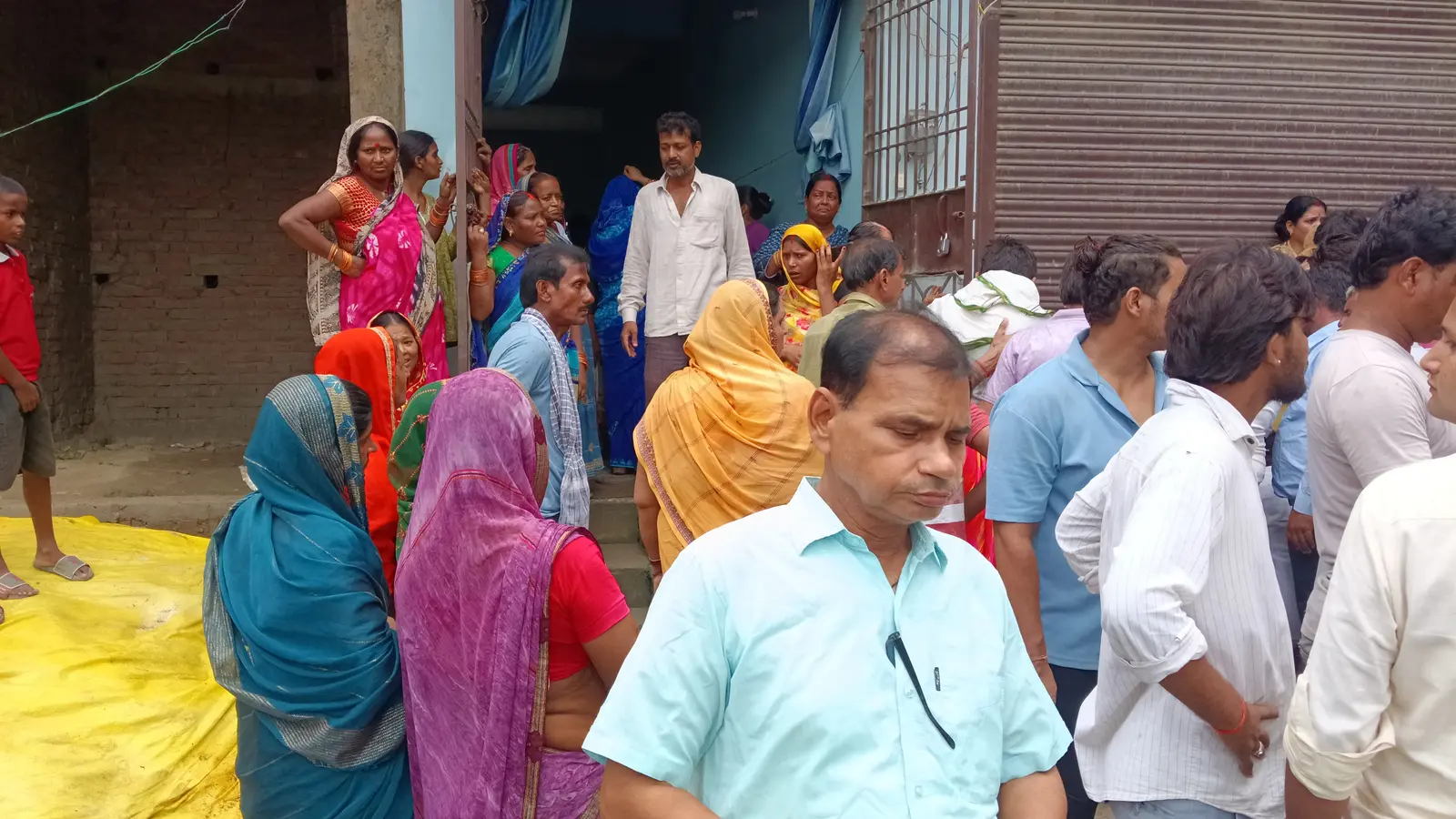 दुबई से एक सप्ताह बाद थावे पहुंचा शिप इंजीनियर रोहन का शव,परिजनों में मची चीख-पुकार | Prabhat Khabar Network दुबई से एक सप्ताह बाद थावे पहुंचा शिप इंजीनियर रोहन का शव,परिजनों में मची चीख-पुकार | Prabhat Khabar Network