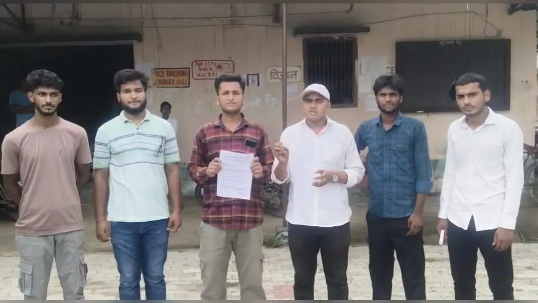 फोटो संख्या : 7 मांग पत्र सौंपते एबीभीपी के सदस्य | Prabhat Khabar Network फोटो संख्या : 7 मांग पत्र सौंपते एबीभीपी के सदस्य | Prabhat Khabar Network