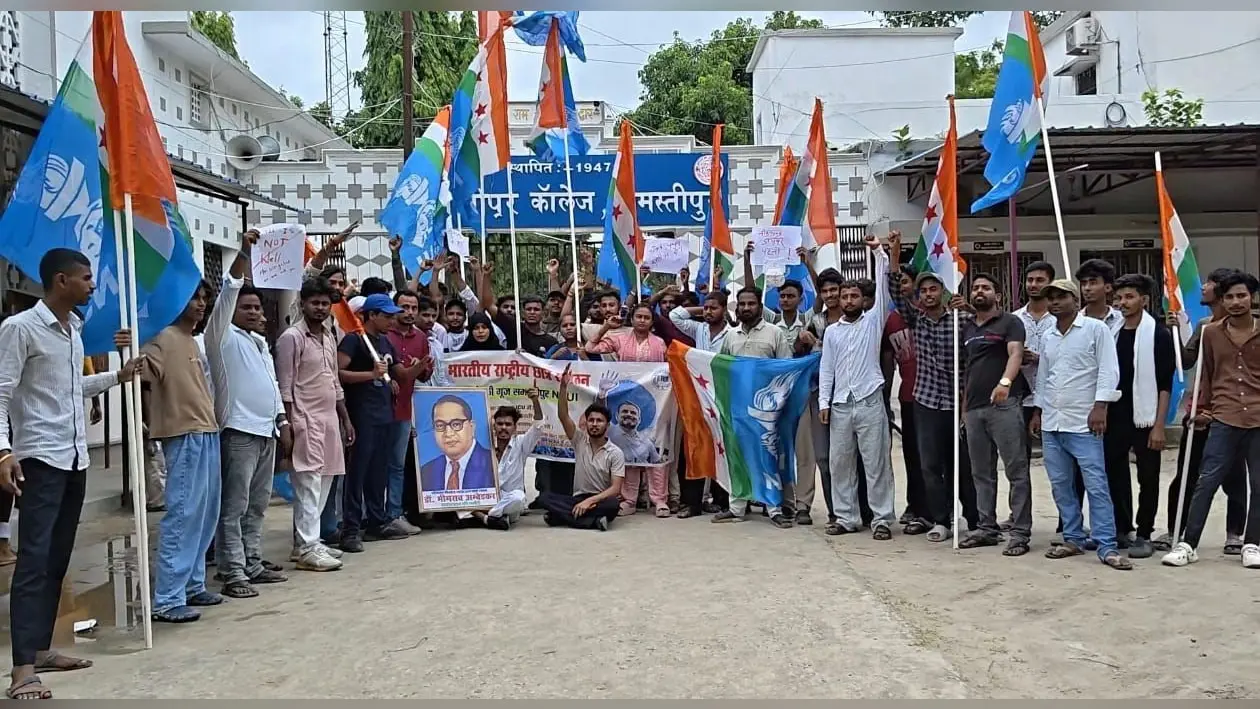 आक्रोश मार्च में सम्मिलित एनएसयूआई के कार्यकर्ता व छात्र | Prabhat Khabar Network आक्रोश मार्च में सम्मिलित एनएसयूआई के कार्यकर्ता व छात्र | Prabhat Khabar Network