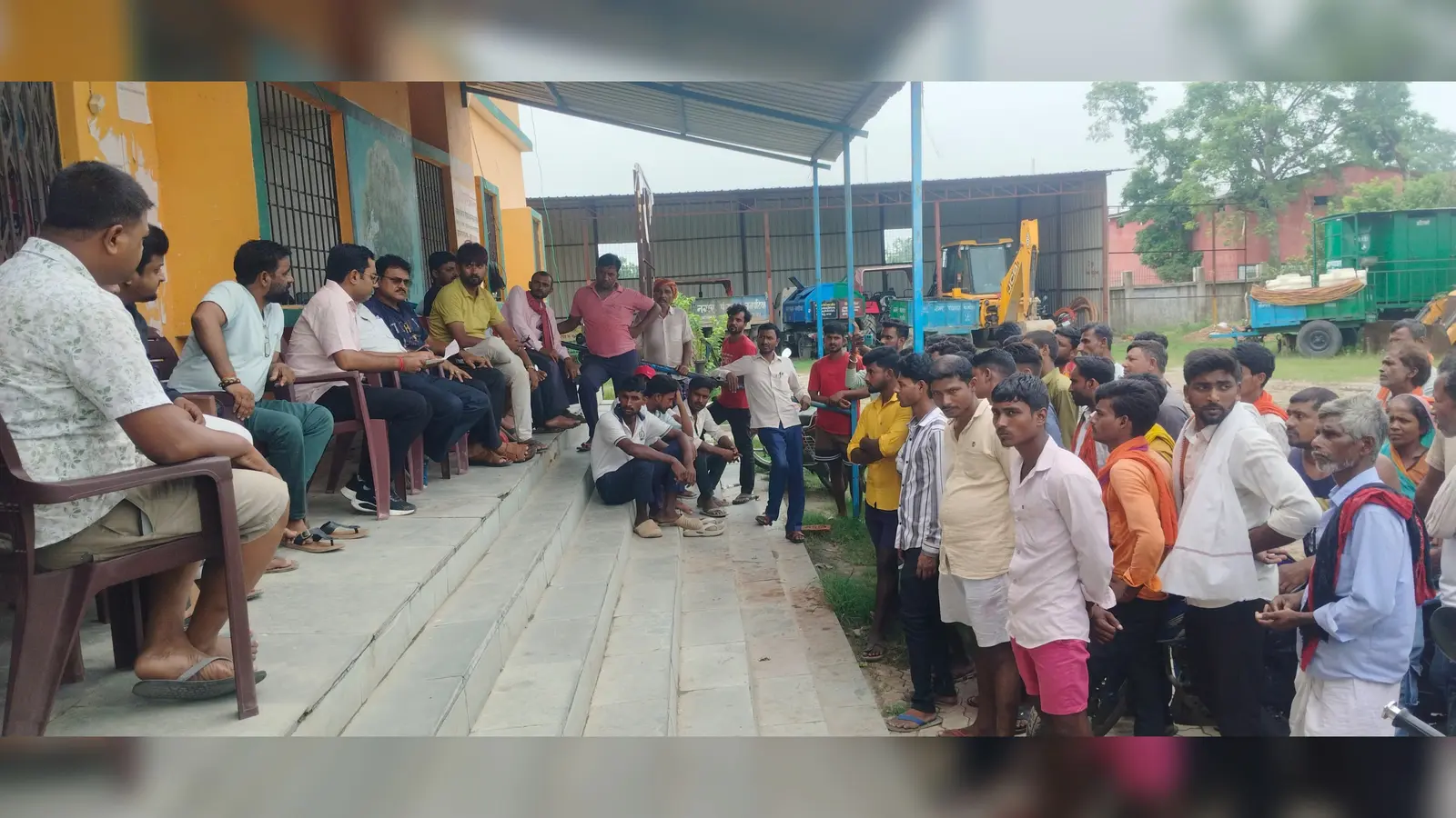 प्रदर्शनकारी सफाई कर्मचारियों से वार्ता करते प्रतिनिधि | Prabhat Khabar Network प्रदर्शनकारी सफाई कर्मचारियों से वार्ता करते प्रतिनिधि | Prabhat Khabar Network