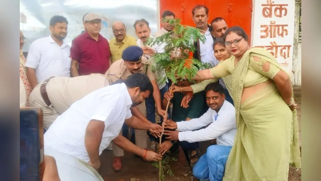 फोटो कैप्शन : स्थापना दिवस पर पौधारोपण करते अतिथि और बैंककर्मी | Prabhat Khabar Network फोटो कैप्शन : स्थापना दिवस पर पौधारोपण करते अतिथि और बैंककर्मी | Prabhat Khabar Network
