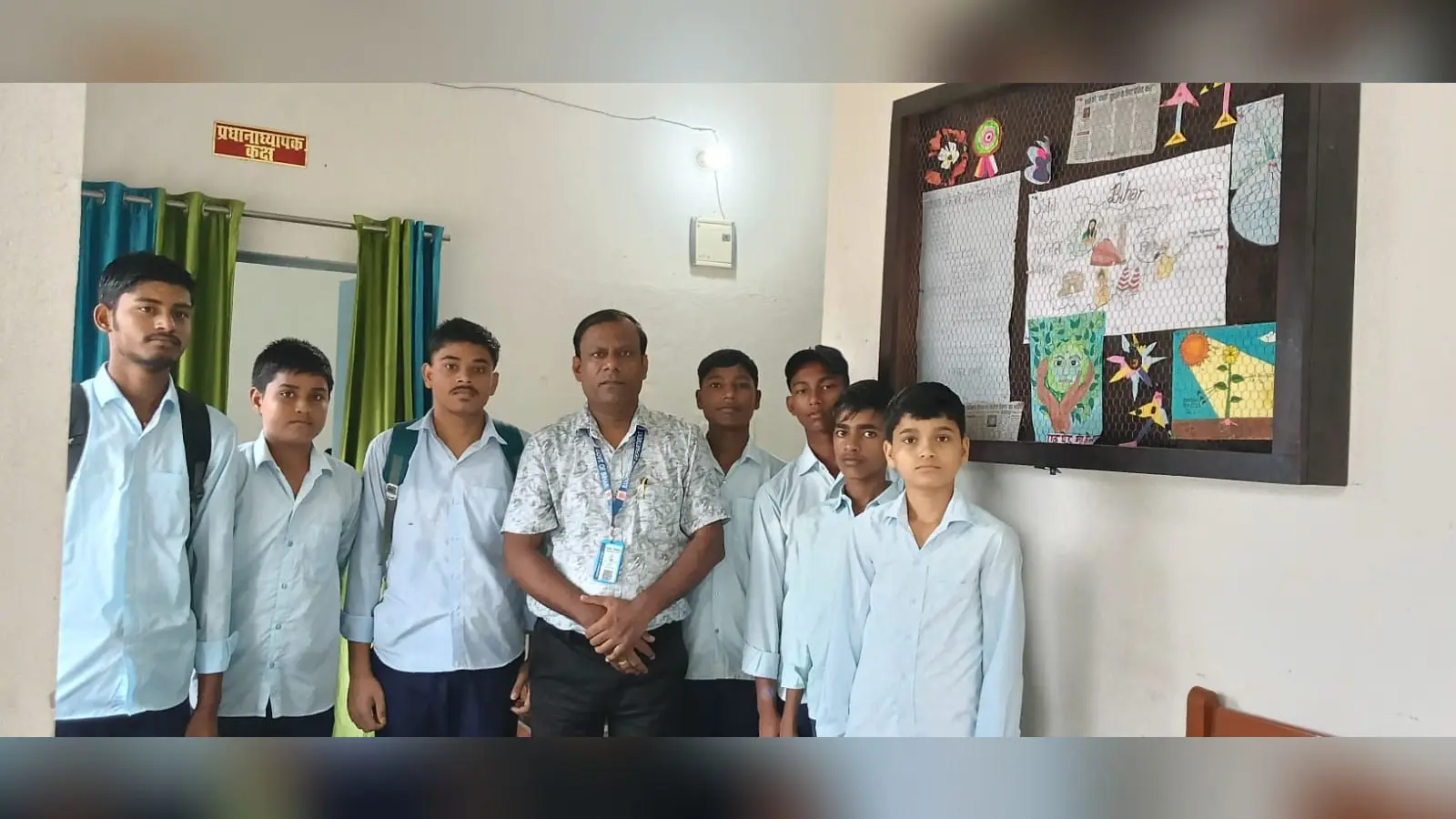 विद्यालय में बुलेटिंग बोर्ड व छात्रों के साथ शिक्षक | Prabhat Khabar Network विद्यालय में बुलेटिंग बोर्ड व छात्रों के साथ शिक्षक | Prabhat Khabar Network