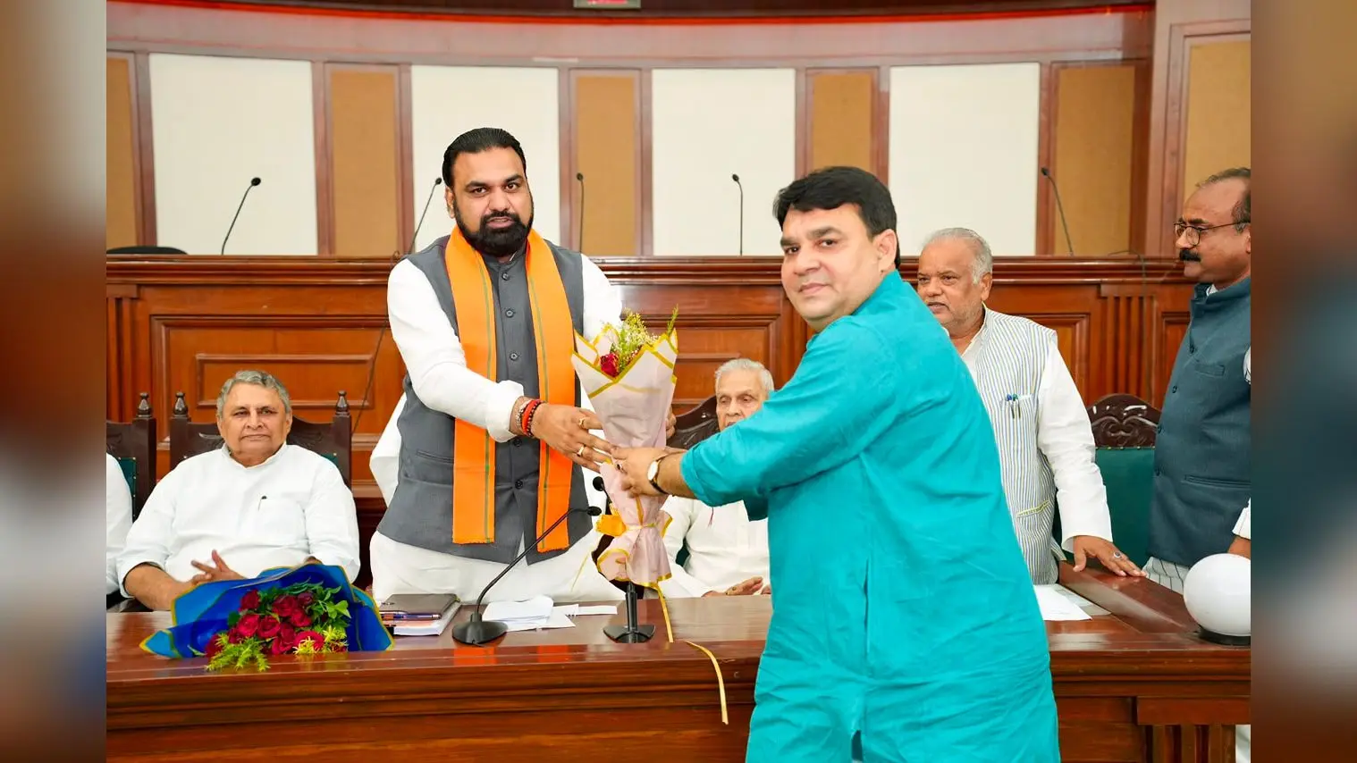 फोटो नं 104. मुख्यमंत्री का पुष्पगुच्छ भेंट कर अभिवादन करते विधायक. | Prabhat Khabar Network फोटो नं 104. मुख्यमंत्री का पुष्पगुच्छ भेंट कर अभिवादन करते विधायक. | Prabhat Khabar Network