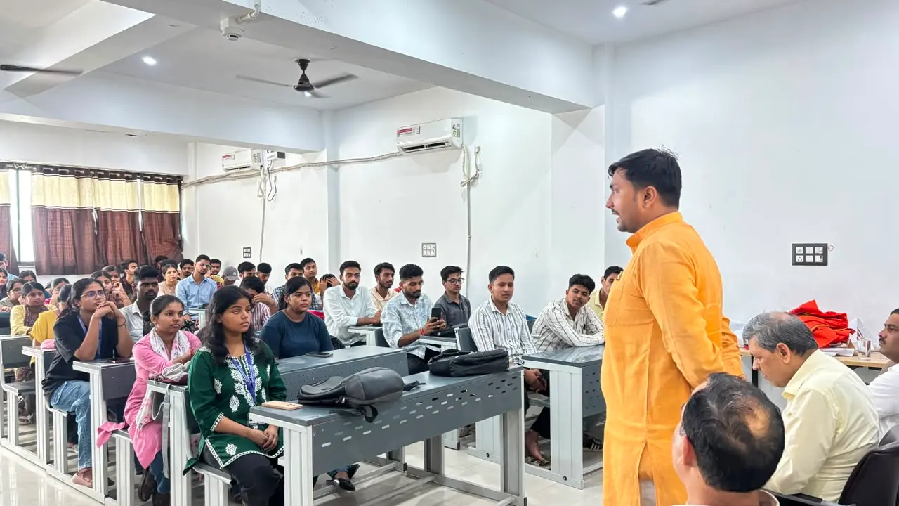 कार्यक्रम को संबोधित करते हुए अतिथि व उपस्थित छात्र-छात्राएं | Prabhat Khabar Network कार्यक्रम को संबोधित करते हुए अतिथि व उपस्थित छात्र-छात्राएं | Prabhat Khabar Network