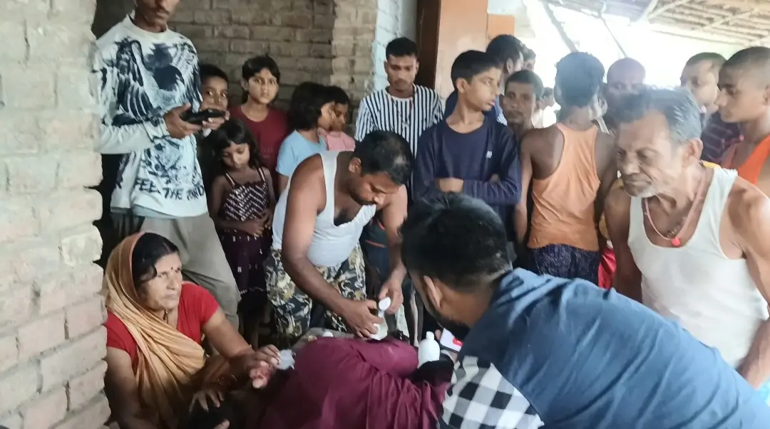 बाड़ा के नीजी क्लिनिक में जख्मी का इलाज करते चिकित्सक | Prabhat Khabar Network बाड़ा के नीजी क्लिनिक में जख्मी का इलाज करते चिकित्सक | Prabhat Khabar Network