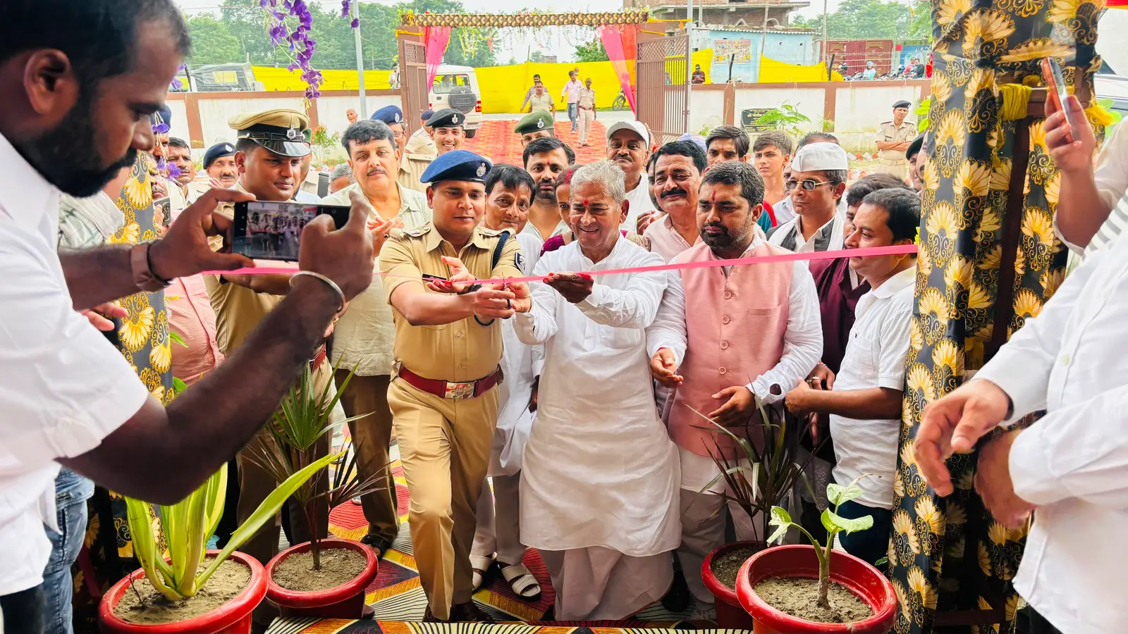 फोटो-1 सुप्पी मॉडल थाना भवन का फीता काटकर उद्घाटन करते विधायक बैद्यनाथ प्रसाद, एसपी अमित रंजन व अन्य. | Prabhat Khabar Network फोटो-1 सुप्पी मॉडल थाना भवन का फीता काटकर उद्घाटन करते विधायक बैद्यनाथ प्रसाद, एसपी अमित रंजन व अन्य. | Prabhat Khabar Network
