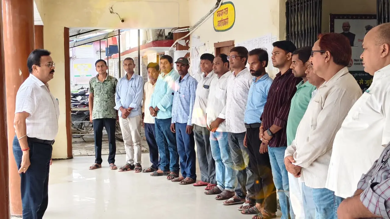 शोकसभा में शामिल अधिकारी, प्रखंड सह अंचल कर्मी | Prabhat Khabar Network शोकसभा में शामिल अधिकारी, प्रखंड सह अंचल कर्मी | Prabhat Khabar Network