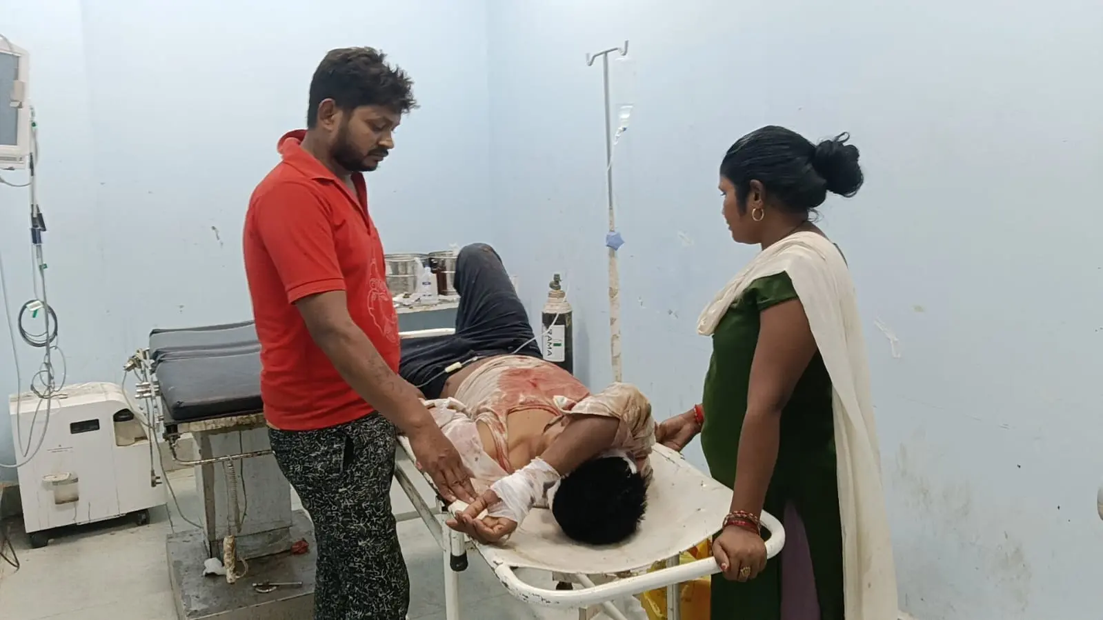 फोटो नं 105. सदर अस्पताल में इलाजरत घायल युवक की तस्वीर. | Prabhat Khabar Network फोटो नं 105. सदर अस्पताल में इलाजरत घायल युवक की तस्वीर. | Prabhat Khabar Network