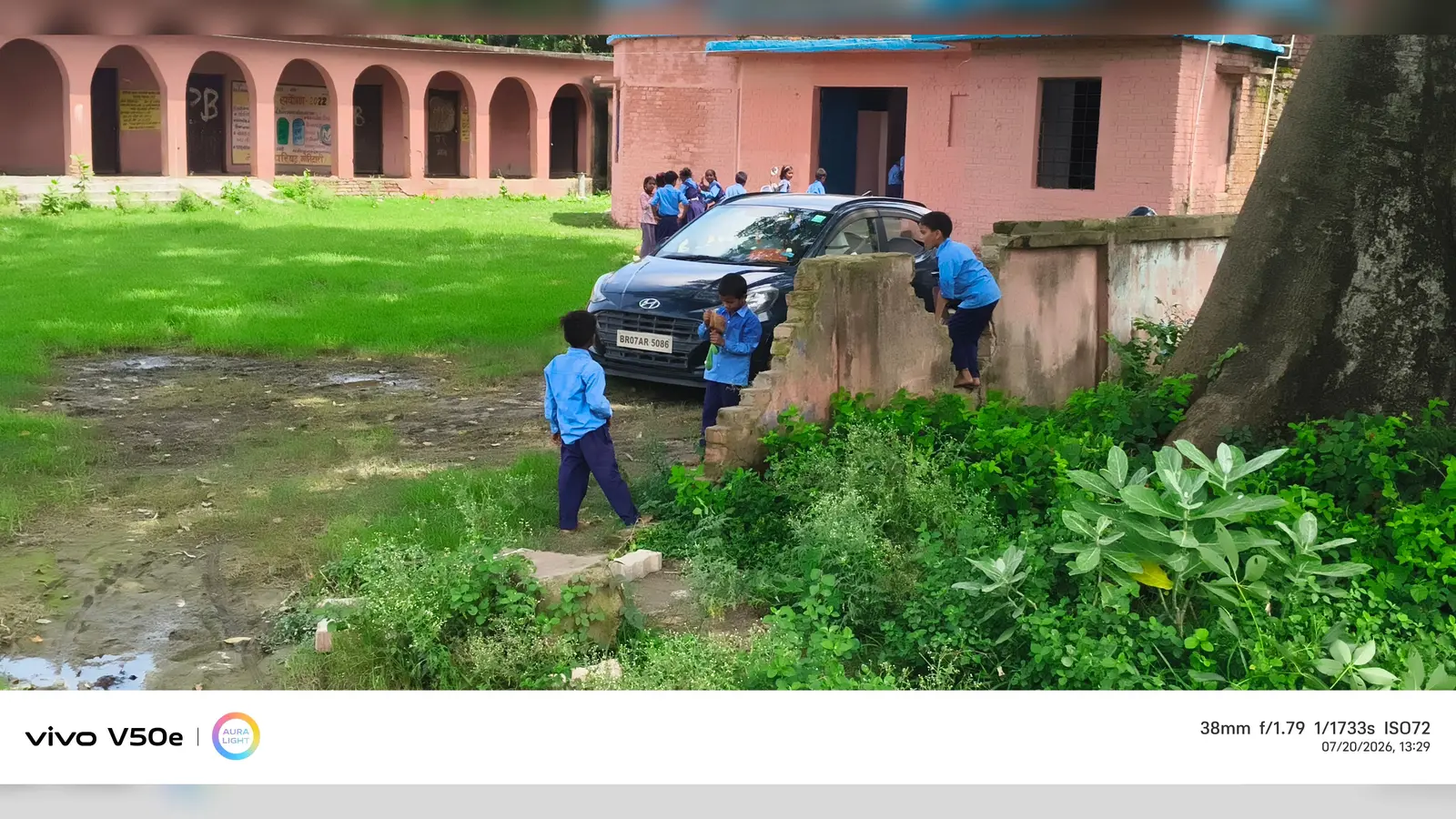 राजकीय प्राथमिक विद्यालय नवसृजित के बच्चे पढ़ाई के बीच बाउंड्री पर खेल कूद करते हुए | Prabhat Khabar Network राजकीय प्राथमिक विद्यालय नवसृजित के बच्चे पढ़ाई के बीच बाउंड्री पर खेल कूद करते हुए | Prabhat Khabar Network