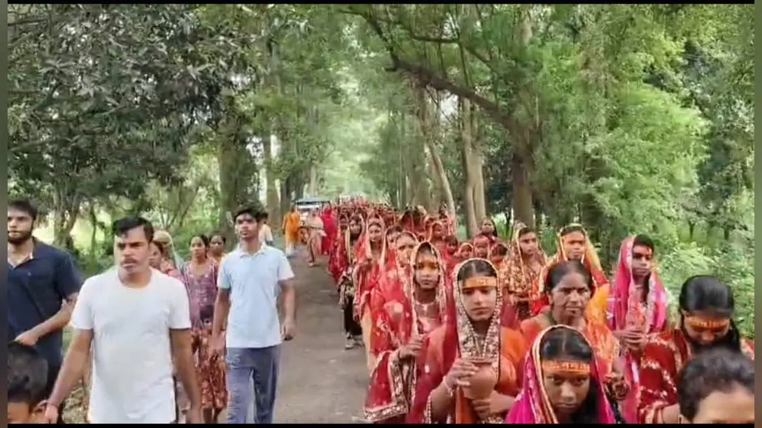नौ दिवसीय महायज्ञ को लेकर कलश शोभा यात्रा निकालाती कन्या | Prabhat Khabar Network नौ दिवसीय महायज्ञ को लेकर कलश शोभा यात्रा निकालाती कन्या | Prabhat Khabar Network