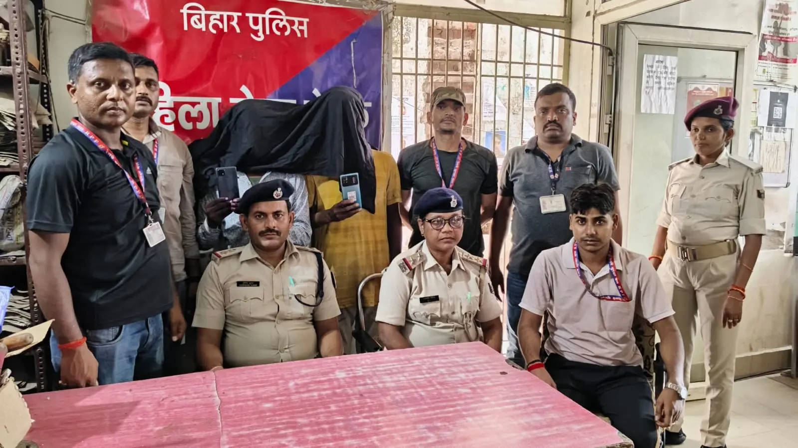 गिरफ्तार युवक के पास आरपीएफ और जीआरपी की टीम | Prabhat Khabar Network गिरफ्तार युवक के पास आरपीएफ और जीआरपी की टीम | Prabhat Khabar Network