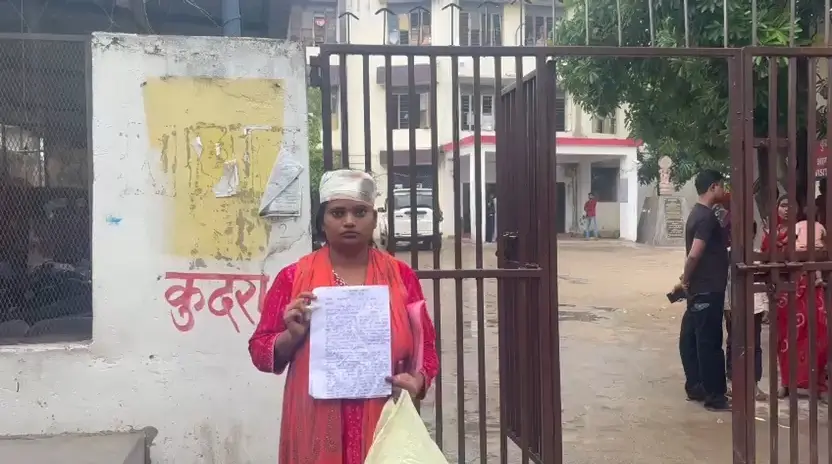 थाना में आवेदन देने पहुंची युवती | Prabhat Khabar Network थाना में आवेदन देने पहुंची युवती | Prabhat Khabar Network