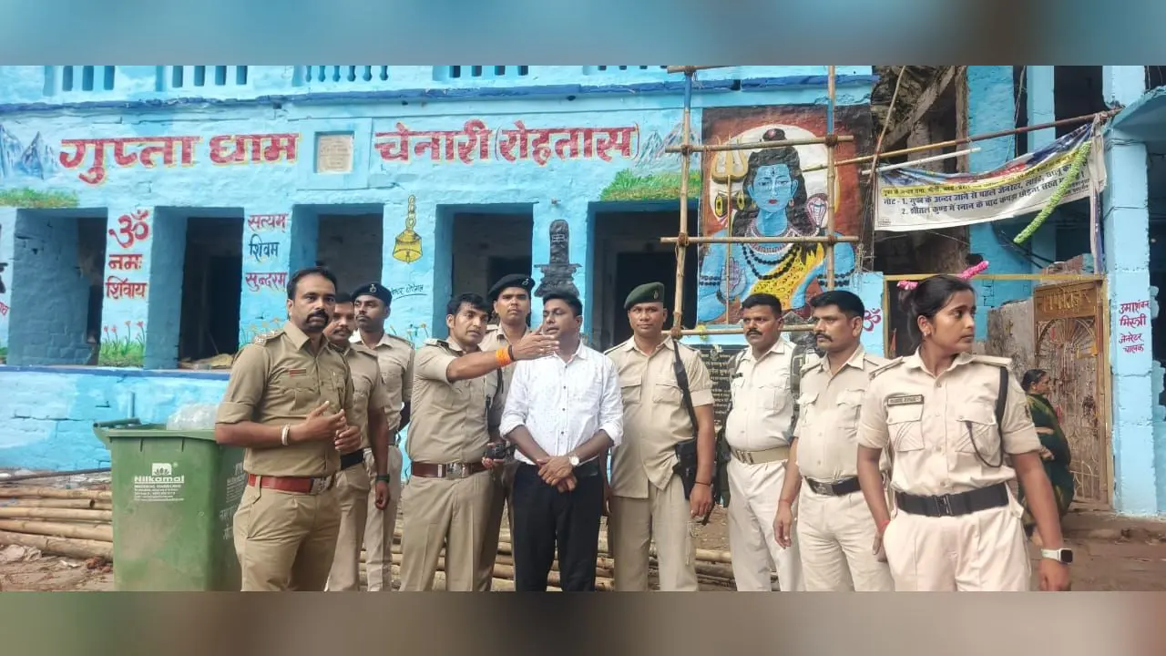 फोटो कैप्शन:- गुप्ता धाम परिसर में पहुंच कर निरीक्षण करते एसडीपीओ | Prabhat Khabar Network फोटो कैप्शन:- गुप्ता धाम परिसर में पहुंच कर निरीक्षण करते एसडीपीओ | Prabhat Khabar Network