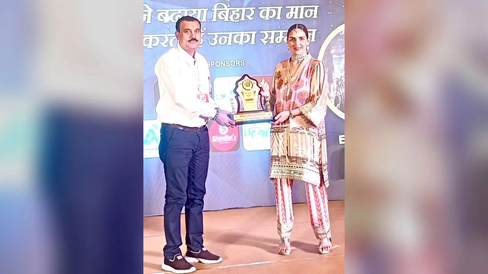 बॉलीबुड अभिनेत्री ईशा देओल के हाथों समानित होते डॉ मनोज कुमार झा | Prabhat Khabar Network बॉलीबुड अभिनेत्री ईशा देओल के हाथों समानित होते डॉ मनोज कुमार झा | Prabhat Khabar Network