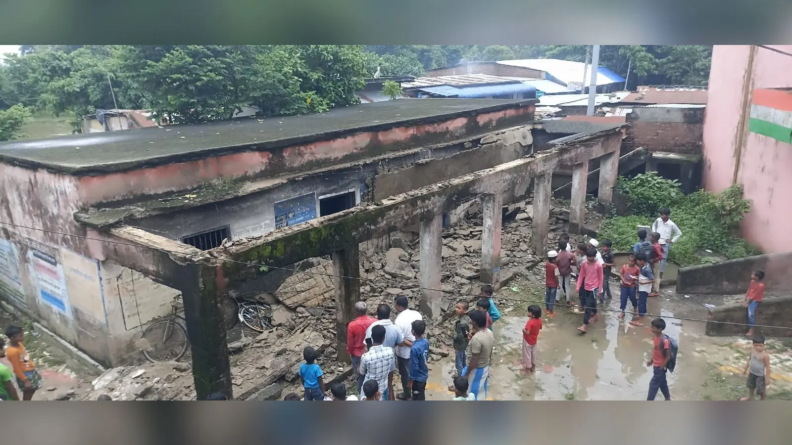 फोटो - विद्यालय का गिरा छत,देखते लोग | Prabhat Khabar Network फोटो - विद्यालय का गिरा छत,देखते लोग | Prabhat Khabar Network