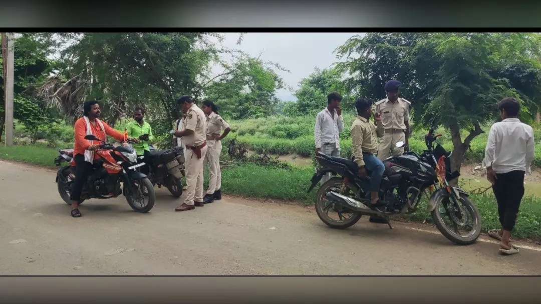 सघन वाहन चेकिंग करती पुलिस | Prabhat Khabar Network सघन वाहन चेकिंग करती पुलिस | Prabhat Khabar Network