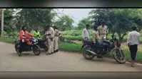कैमूर: भगवानपुर में पुलिस की सख्त वाहन जांच, हेलमेट-ट्रिपल राइडिंग पर कार्रवाई, ₹5 हजार का चालान वसूला