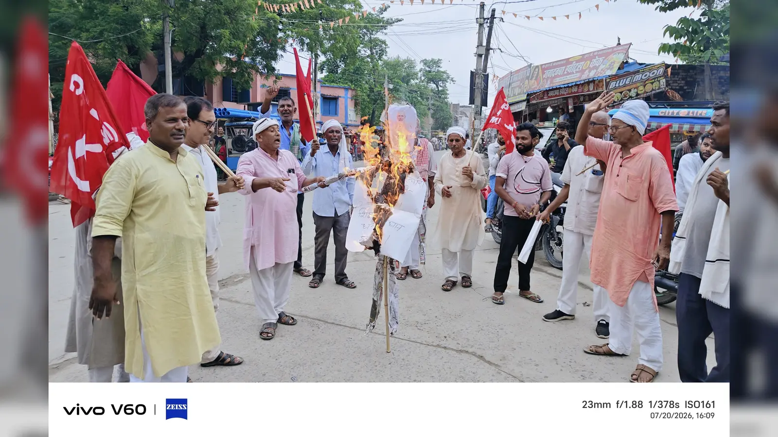 परसा राय चौक पर देश के प्रधानमंत्री नरेंद्र मोदी का पुतला दहन | Prabhat Khabar Network परसा राय चौक पर देश के प्रधानमंत्री नरेंद्र मोदी का पुतला दहन | Prabhat Khabar Network