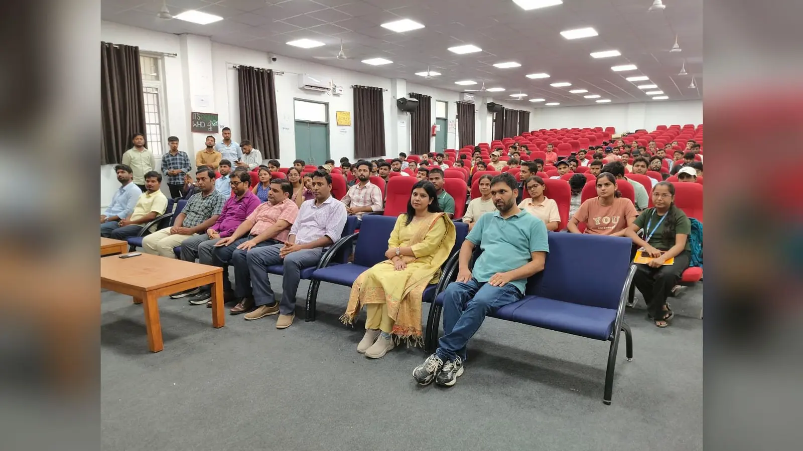 कार्यक्रम में उपस्थित शिक्षक व छात्र-छात्राएं | Prabhat Khabar Network कार्यक्रम में उपस्थित शिक्षक व छात्र-छात्राएं | Prabhat Khabar Network