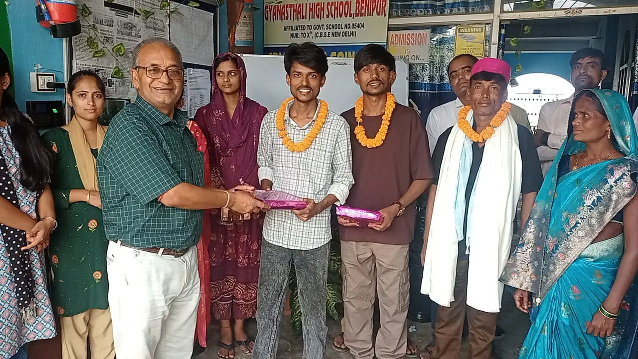 सफल छात्रो को सम्मानित करते विद्यालय के निदेशक एवं अन्य | Prabhat Khabar Network सफल छात्रो को सम्मानित करते विद्यालय के निदेशक एवं अन्य | Prabhat Khabar Network