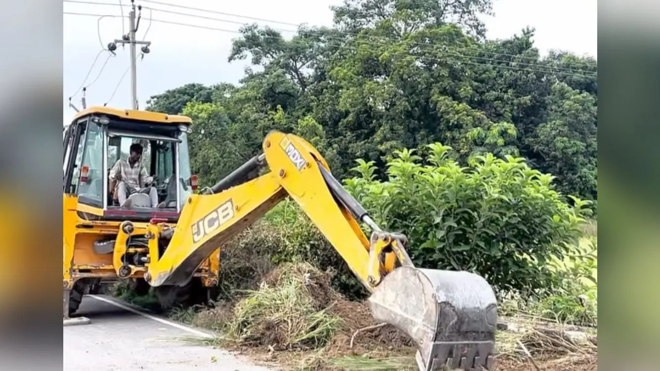 सड़क चौड़ीकरण को लेकर सफाई करते संवेदक के कर्मीगण. | Prabhat Khabar Network सड़क चौड़ीकरण को लेकर सफाई करते संवेदक के कर्मीगण. | Prabhat Khabar Network