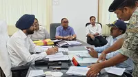 डीएम ने जनसुनवाई में सुनीं 56 शिकायतें, अधिकारियों को समयबद्ध निपटारे के निर्देश