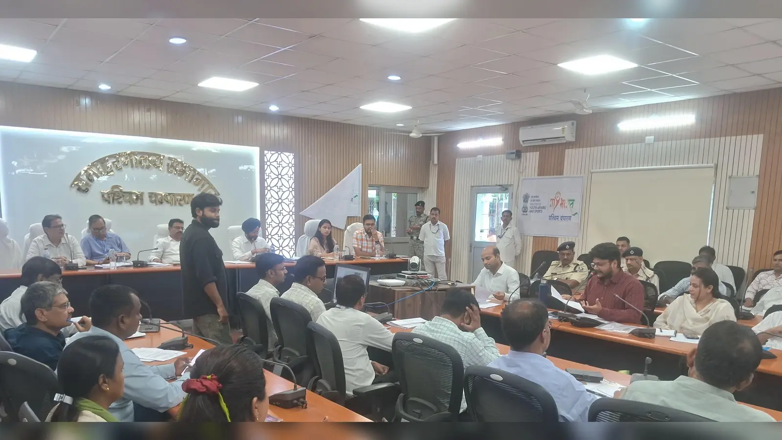 बैठक में निर्देश देते जिलाधिकारी, मौजूद अन्य | Prabhat Khabar Network बैठक में निर्देश देते जिलाधिकारी, मौजूद अन्य | Prabhat Khabar Network