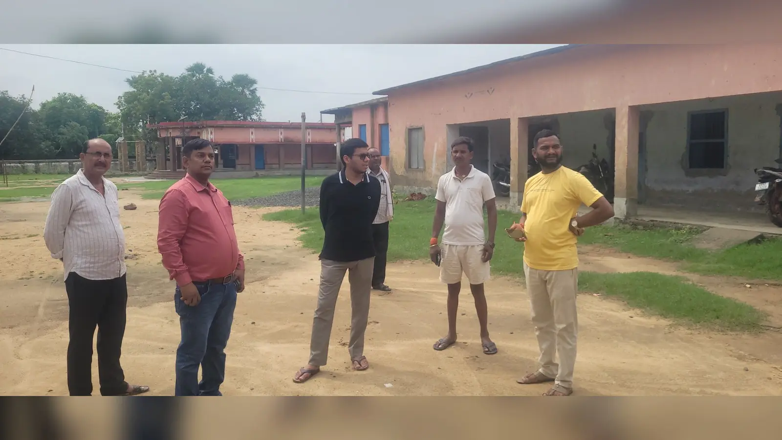 कार्यक्रम की तैयारियों का जायजा लेते बीडीओ | Prabhat Khabar Network कार्यक्रम की तैयारियों का जायजा लेते बीडीओ | Prabhat Khabar Network
