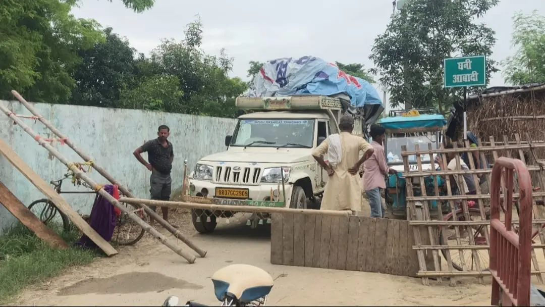 स्थानीय लोगों को समझाते पतोर थानाध्यक्ष चन्दभुषण कुमार, बांस बल्ला लगाकर सड़क जाम | Prabhat Khabar Network स्थानीय लोगों को समझाते पतोर थानाध्यक्ष चन्दभुषण कुमार, बांस बल्ला लगाकर सड़क जाम | Prabhat Khabar Network