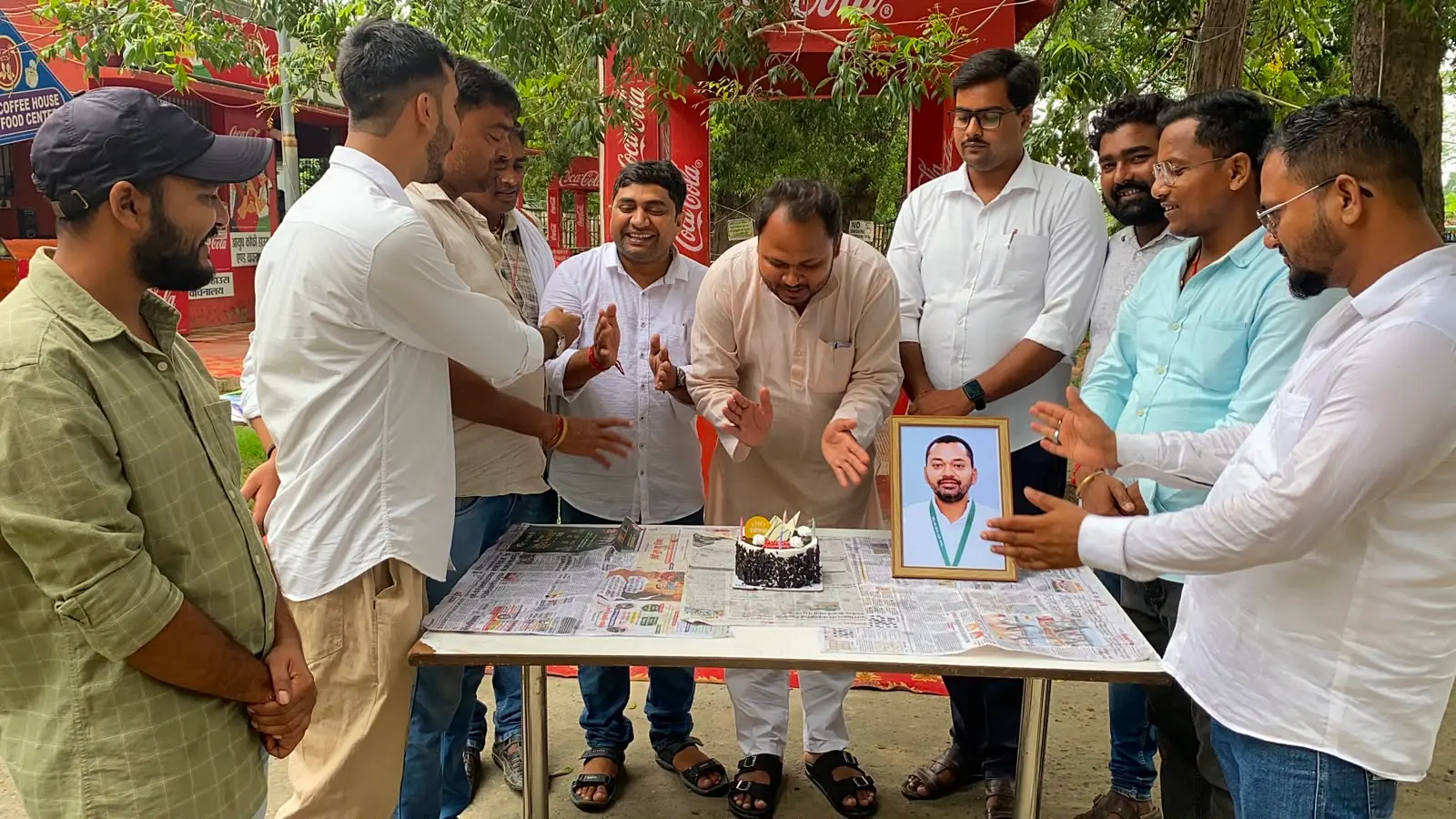 केक काटते युवा जदयू कार्यकर्ता | Prabhat Khabar Network केक काटते युवा जदयू कार्यकर्ता | Prabhat Khabar Network