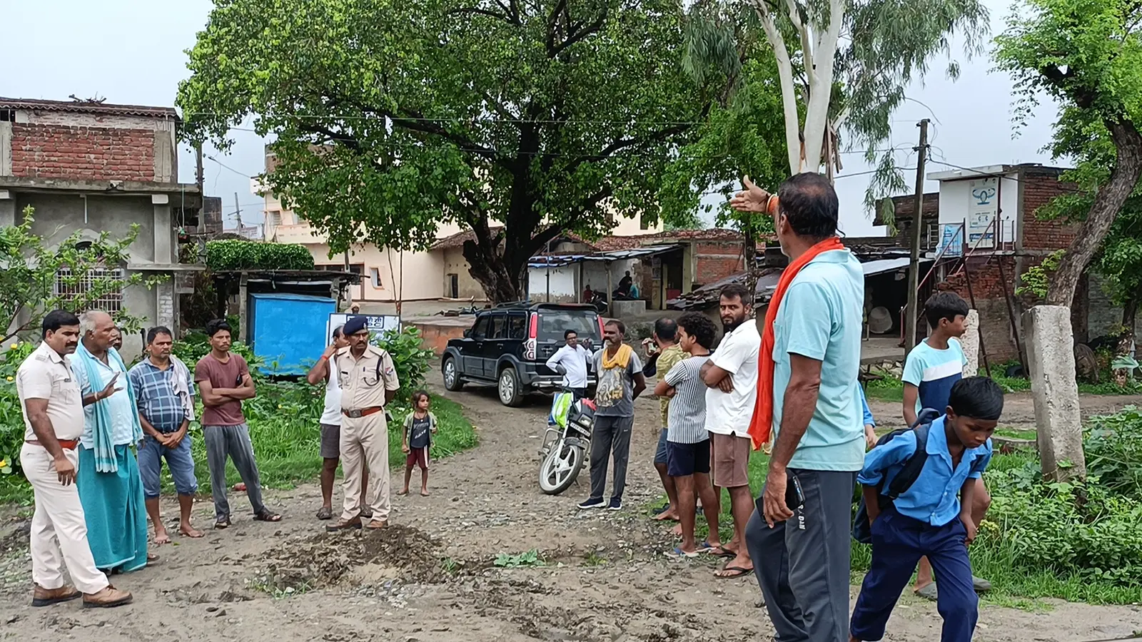 ग्रामीणों ने किया रेलवे गुमटी एवं गेट का निर्माण कराने की मांग | Prabhat Khabar Network ग्रामीणों ने किया रेलवे गुमटी एवं गेट का निर्माण कराने की मांग | Prabhat Khabar Network