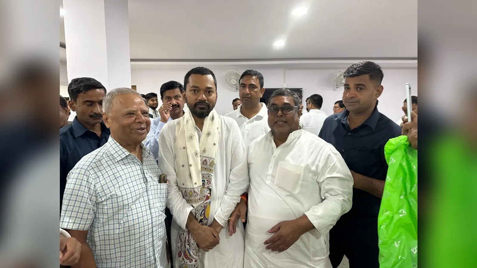 स्वास्थ्य मंत्री निशांत कुमार को बधाई देते जदयू के प्रदेश महासचिव संजय कान्त | Prabhat Khabar Network स्वास्थ्य मंत्री निशांत कुमार को बधाई देते जदयू के प्रदेश महासचिव संजय कान्त | Prabhat Khabar Network