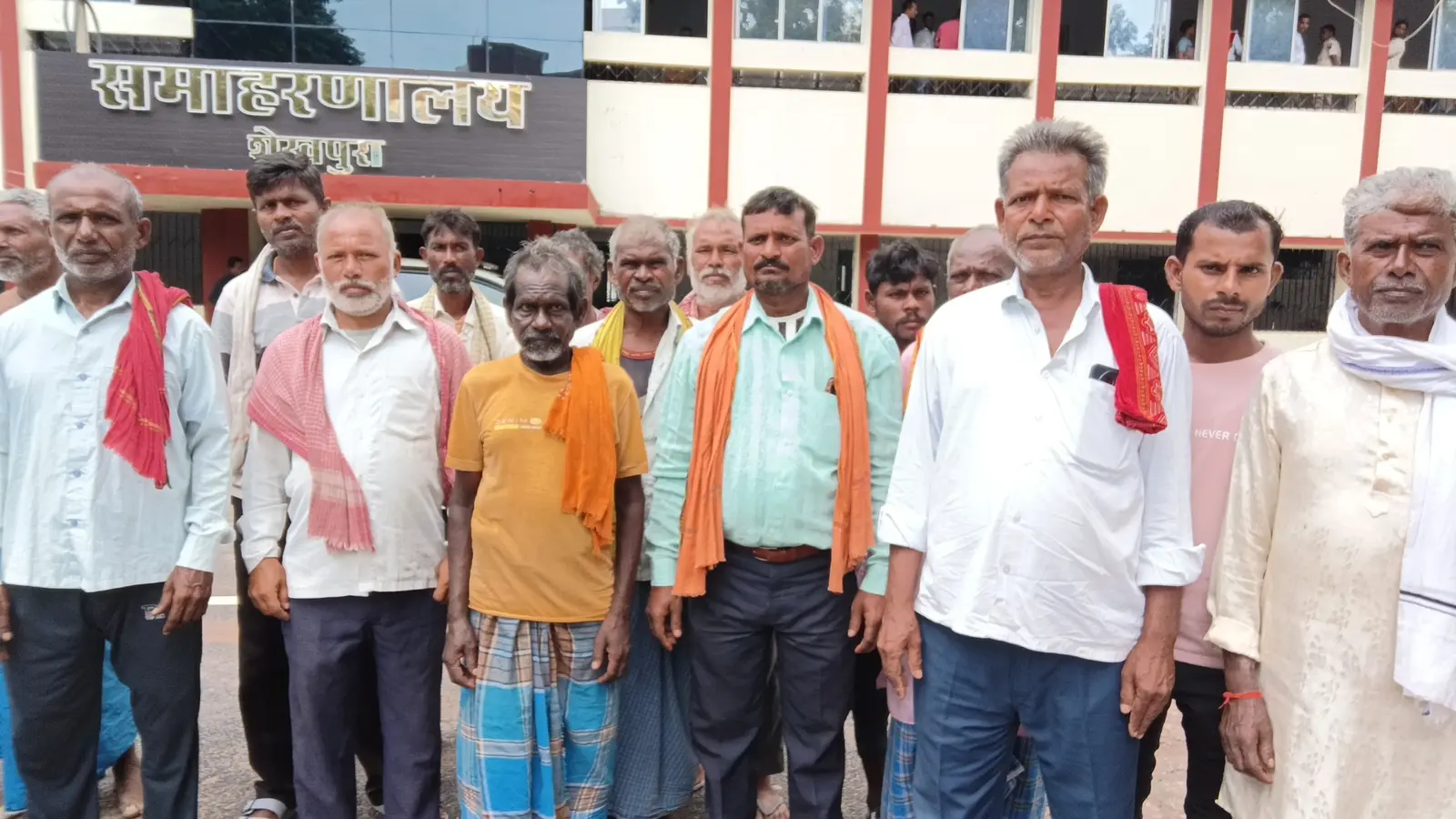 कलेक्ट्रेट पहुंचे बेंगुचा गांव के किसान . | Prabhat Khabar Network कलेक्ट्रेट पहुंचे बेंगुचा गांव के किसान . | Prabhat Khabar Network