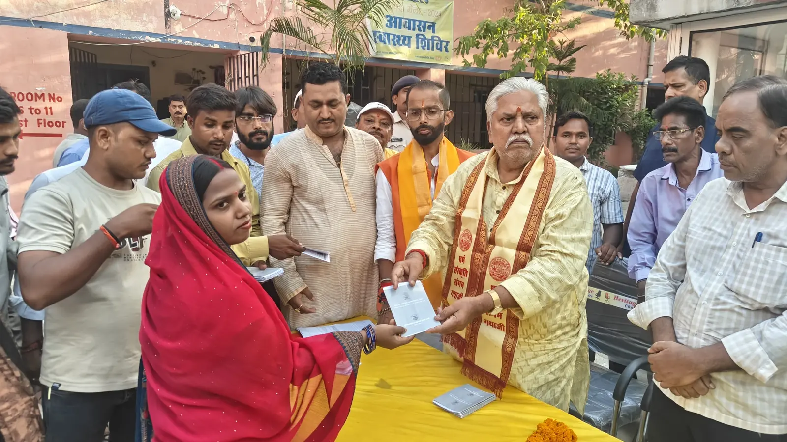 लाभुक को राशन कार्ड देते विधानसभा अध्यक्ष | Prabhat Khabar Network लाभुक को राशन कार्ड देते विधानसभा अध्यक्ष | Prabhat Khabar Network