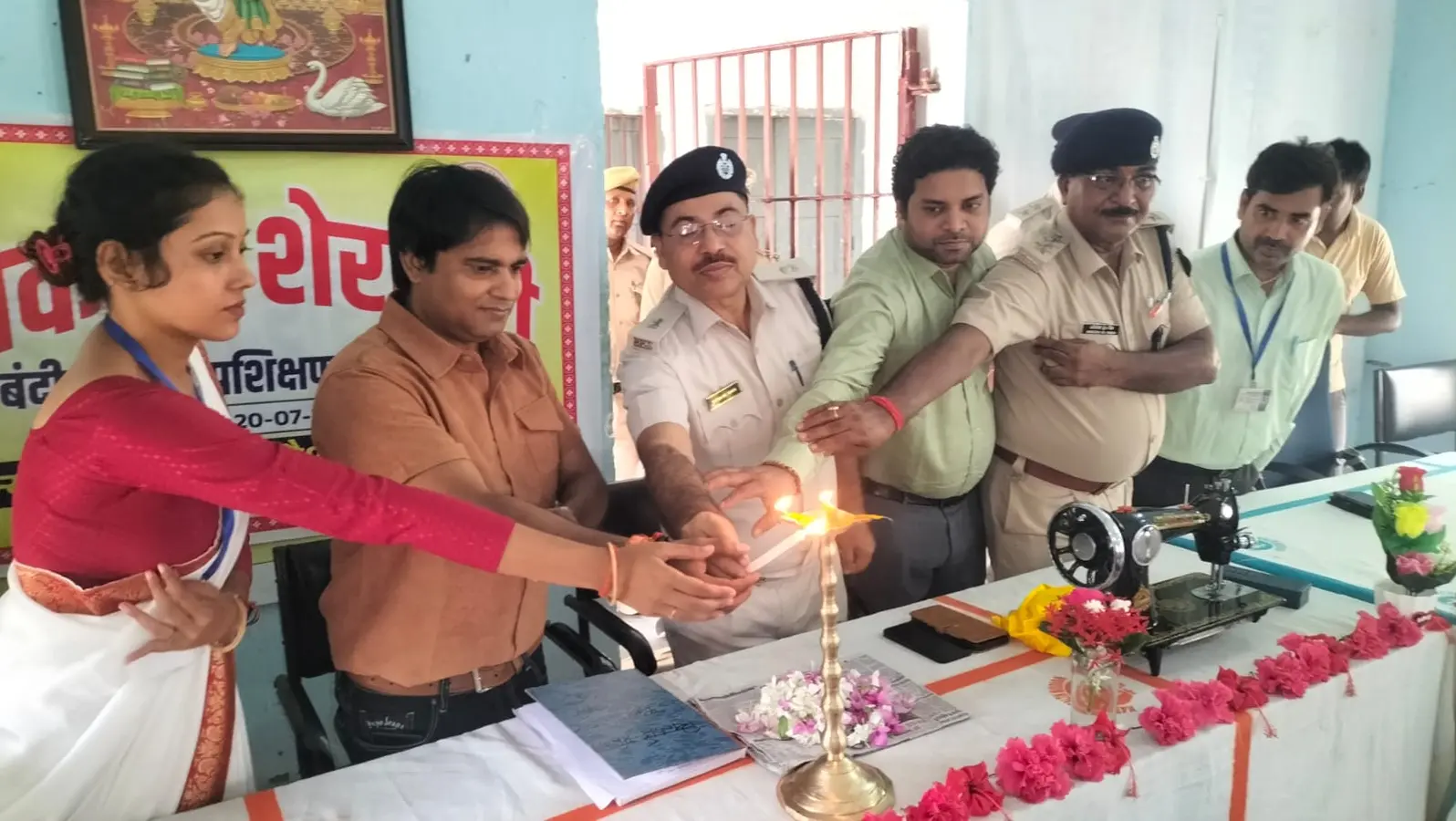 कार्यक्रम का उद्घाटन करते जेल सुपरिंटेंडेंट एवं अन्य, कैदियों को प्रशिक्षण की जानकारी देते अतिथि, कार्यक्रम में शामिल जेल सुपरिंटेंडेंट जेलर एवं अन्य | Prabhat Khabar Network कार्यक्रम का उद्घाटन करते जेल सुपरिंटेंडेंट एवं अन्य, कैदियों को प्रशिक्षण की जानकारी देते अतिथि, कार्यक्रम में शामिल जेल सुपरिंटेंडेंट जेलर एवं अन्य | Prabhat Khabar Network
