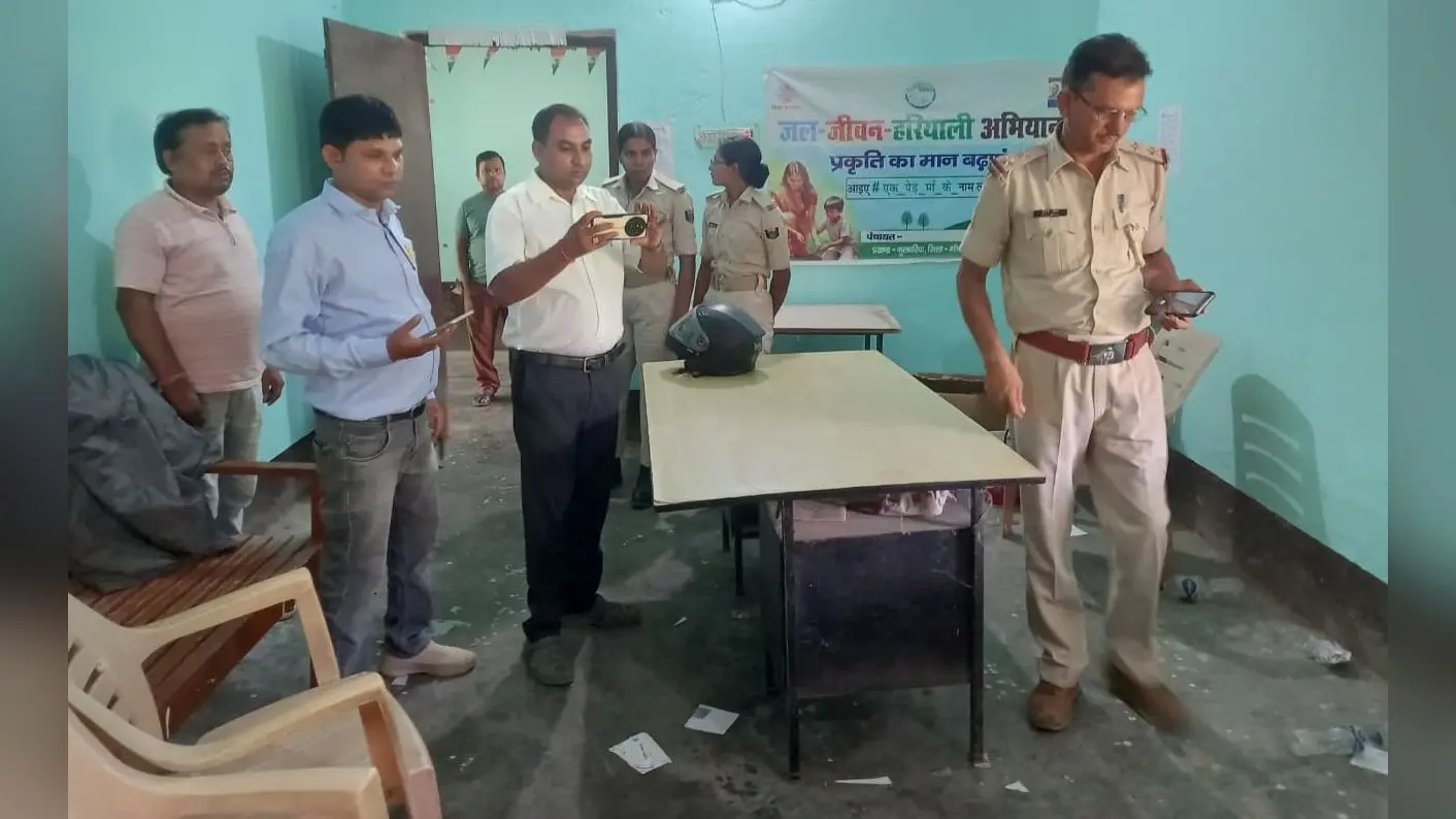 घटना स्थल पर जांच करती पुलिस | Prabhat Khabar Network घटना स्थल पर जांच करती पुलिस | Prabhat Khabar Network