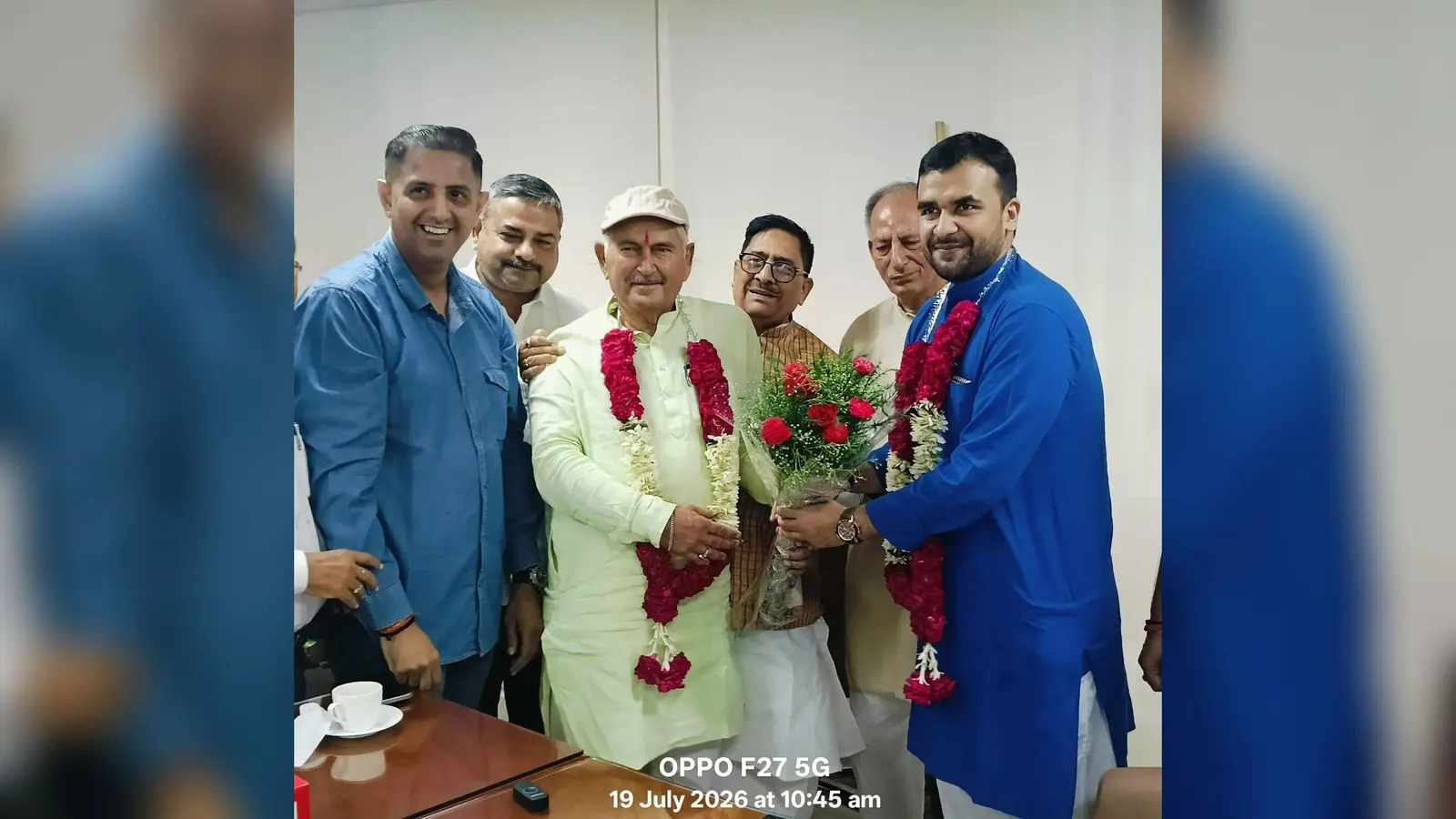 विनय कुमार शाही को सम्मानित करते कार्यकर्ता | Prabhat Khabar Network विनय कुमार शाही को सम्मानित करते कार्यकर्ता | Prabhat Khabar Network
