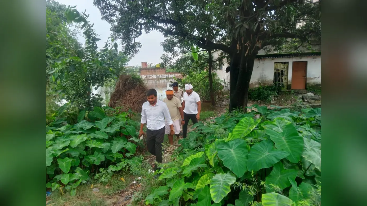 बंद पुल का मुहाने का निरीक्षण करते सीओ | Prabhat Khabar Network बंद पुल का मुहाने का निरीक्षण करते सीओ | Prabhat Khabar Network