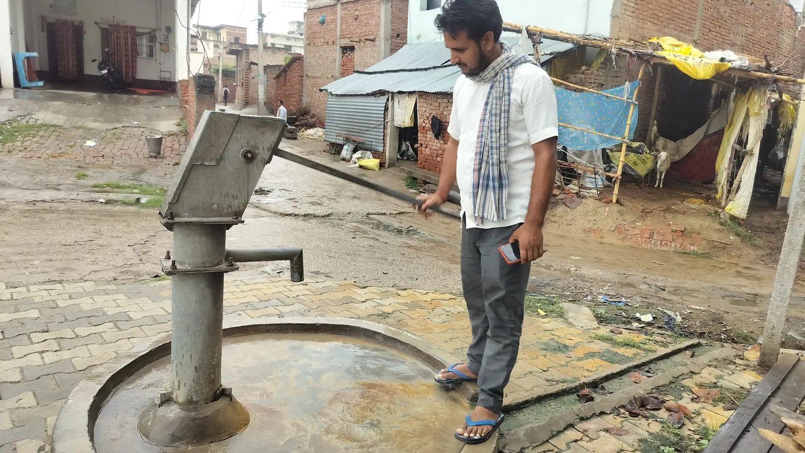 शिव मंदिर पर बंद पड़े चापाकल को दिखाता ग्रामीण | Prabhat Khabar Network शिव मंदिर पर बंद पड़े चापाकल को दिखाता ग्रामीण | Prabhat Khabar Network