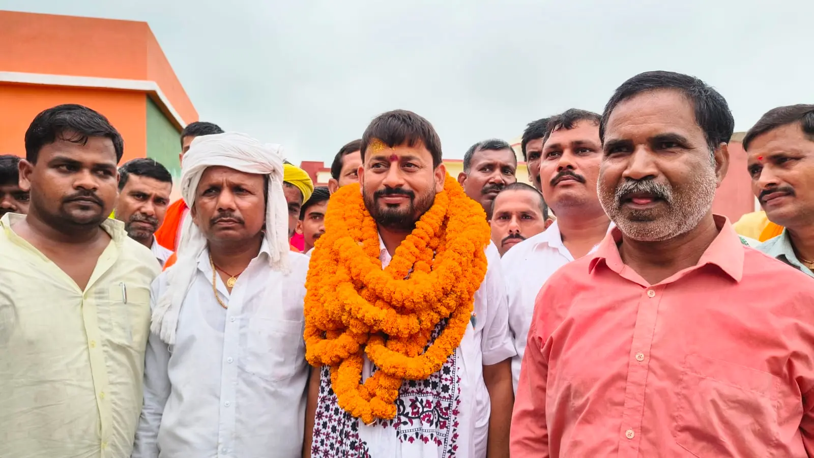 नामांकन के बाद पैक्स अध्यक्ष प्रत्यासी का स्वागत करते समर्थक | Prabhat Khabar Network नामांकन के बाद पैक्स अध्यक्ष प्रत्यासी का स्वागत करते समर्थक | Prabhat Khabar Network